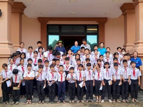 Bài viết Chương trình giáo dục, trải nghiệm “Thánh địa Cát Tiên - Phục hồi hình dáng cũ trên gốm”