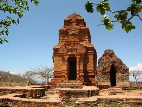 Những giọt tháp Chăm rơi từ trời xanh